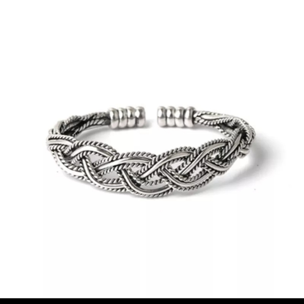 BRACELET.  SILVER UNISET WITH FABRIC TO GIVE SHINE.
